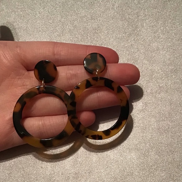 Tortoise Shell Earrings 💕 - Picture 2 of 2
